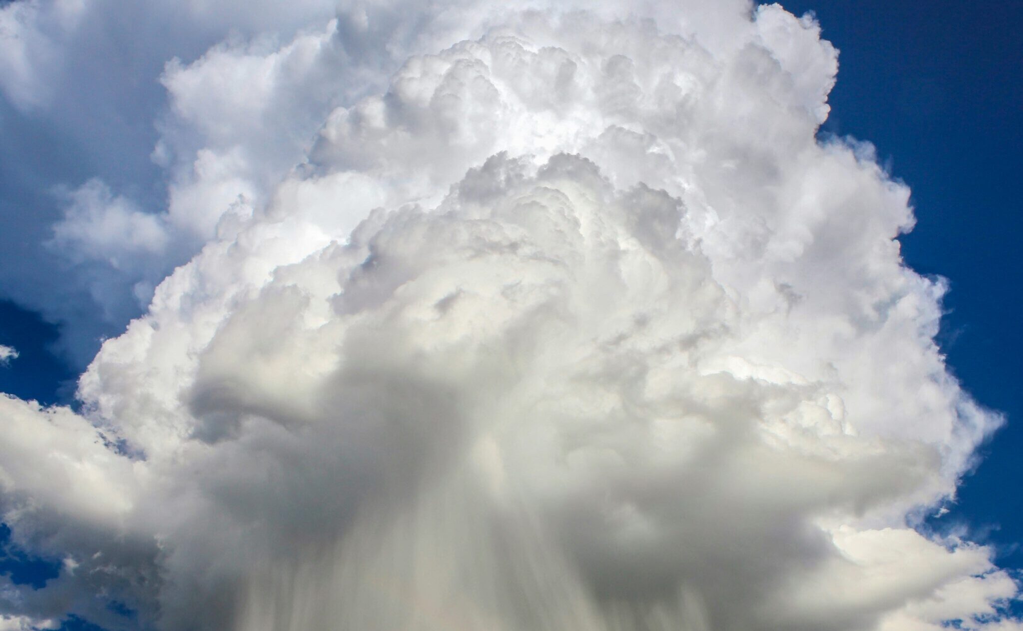 Når skyerne vakler – To mega-nedbrud kaster skygge over Danmark og Europas digitale rygrad